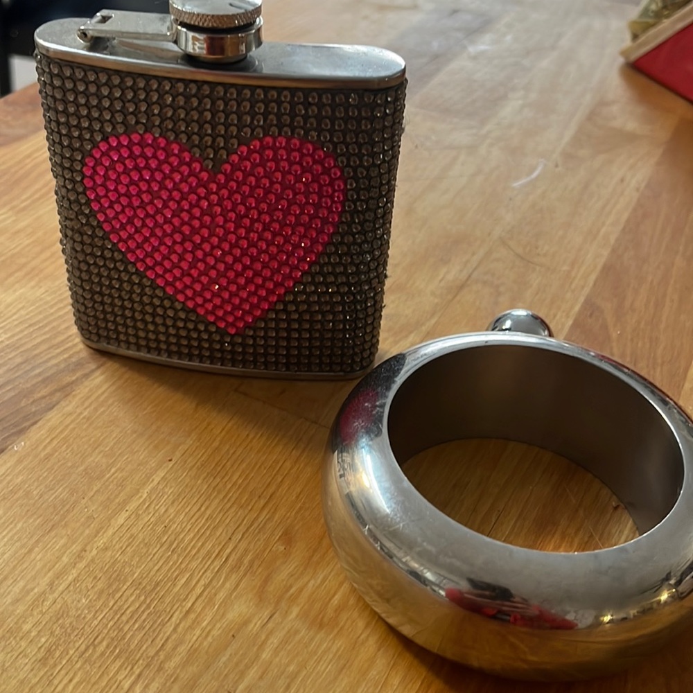 Bundle of two flasks